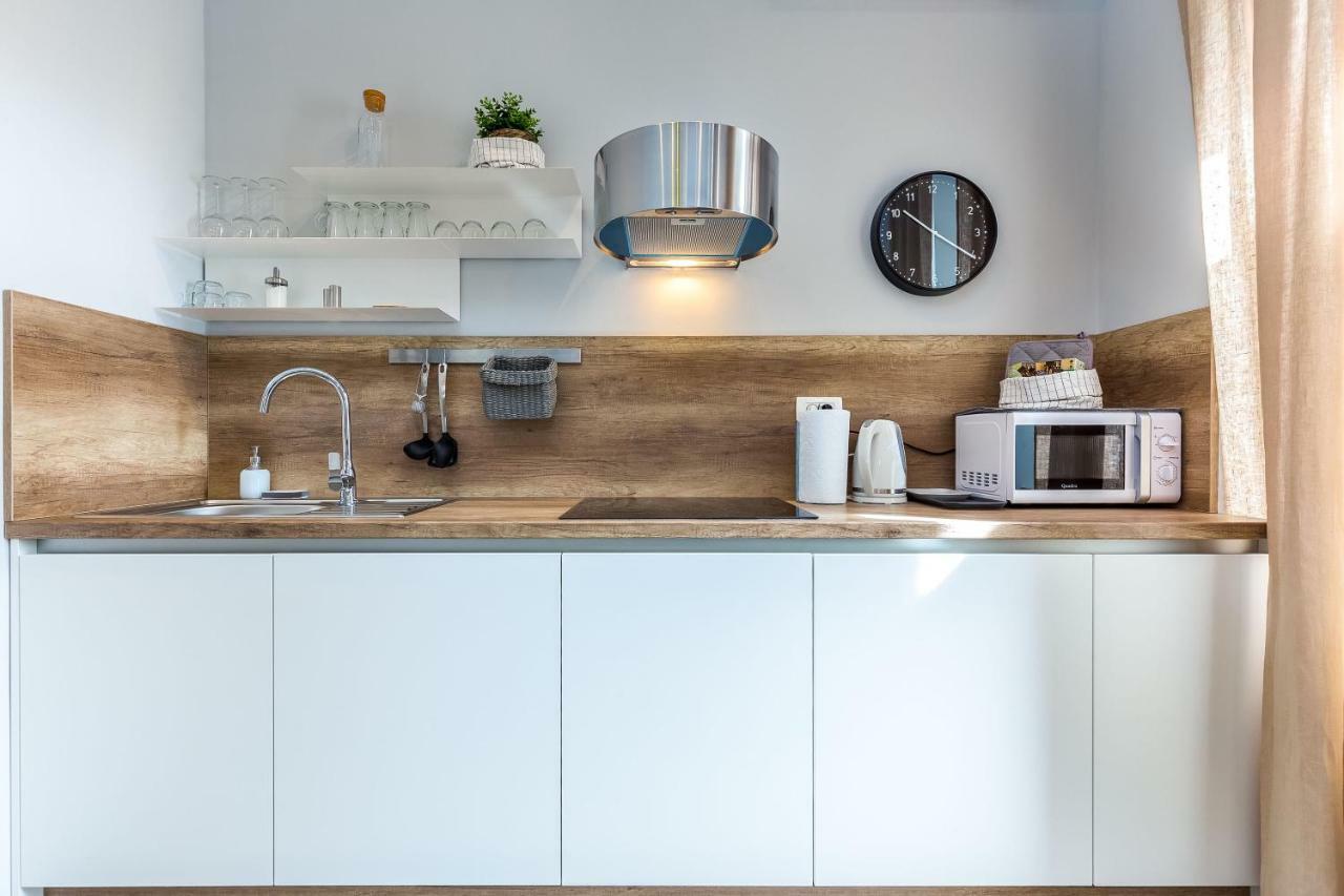 Number 1 Deluxe Apartments غييكا المظهر الخارجي الصورة