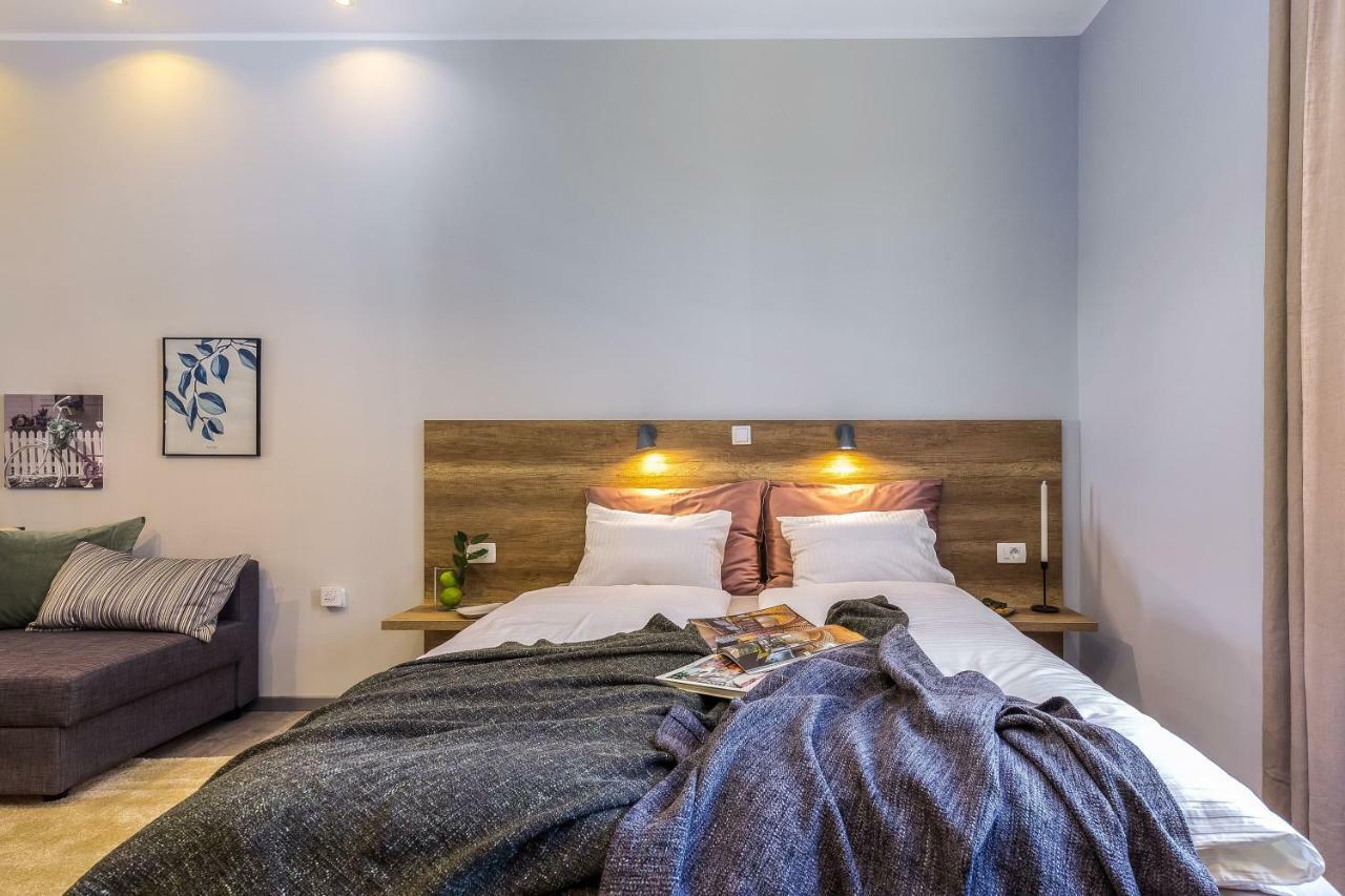 Number 1 Deluxe Apartments غييكا المظهر الخارجي الصورة