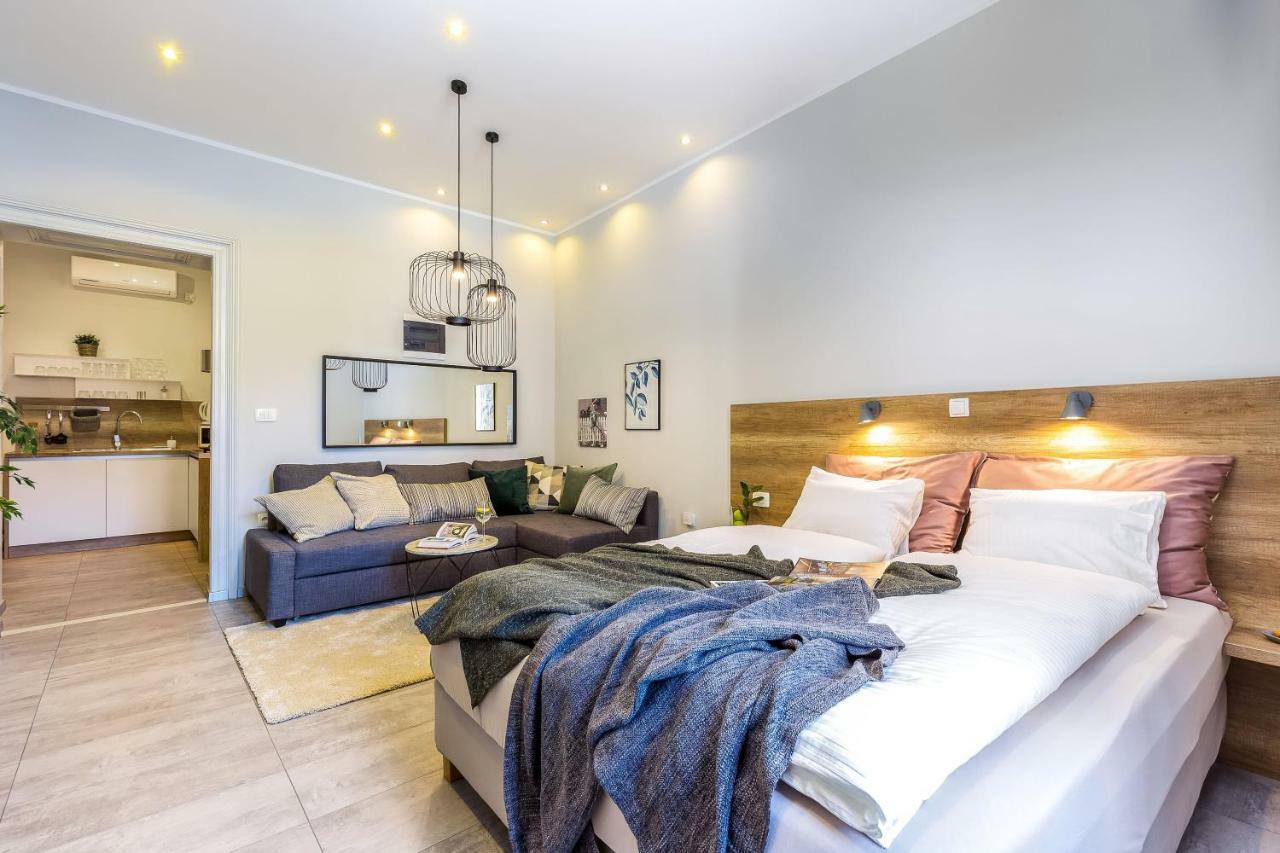Number 1 Deluxe Apartments غييكا المظهر الخارجي الصورة