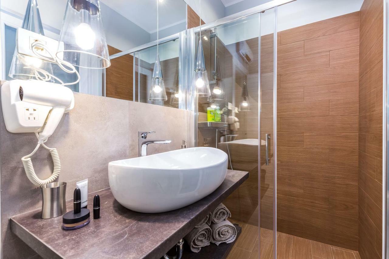 Number 1 Deluxe Apartments غييكا المظهر الخارجي الصورة