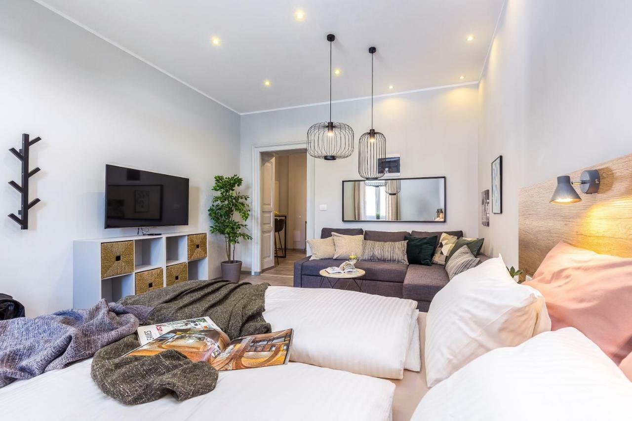 Number 1 Deluxe Apartments غييكا المظهر الخارجي الصورة