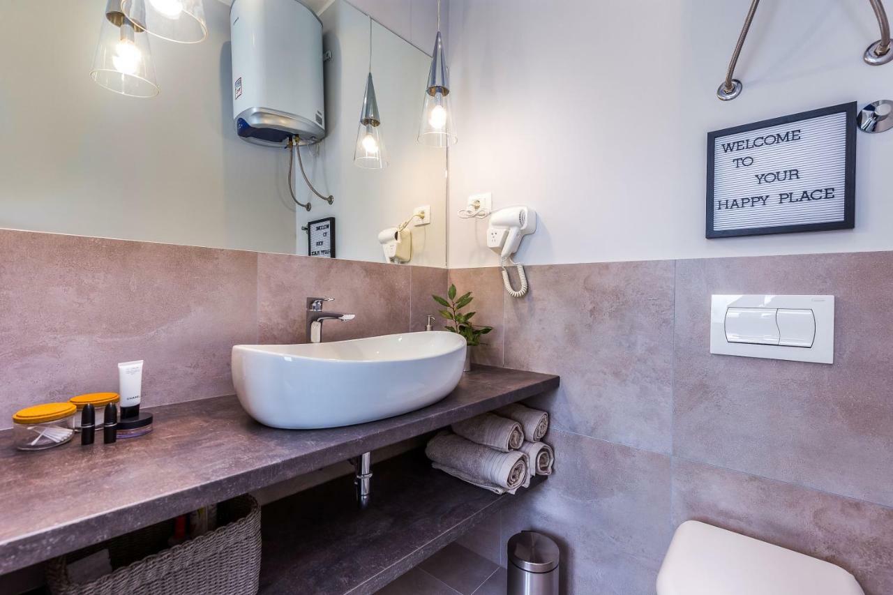 Number 1 Deluxe Apartments غييكا المظهر الخارجي الصورة