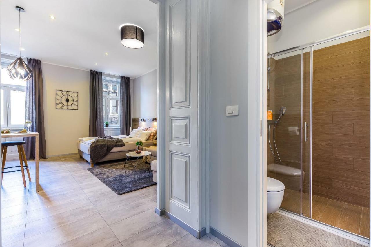 Number 1 Deluxe Apartments غييكا المظهر الخارجي الصورة