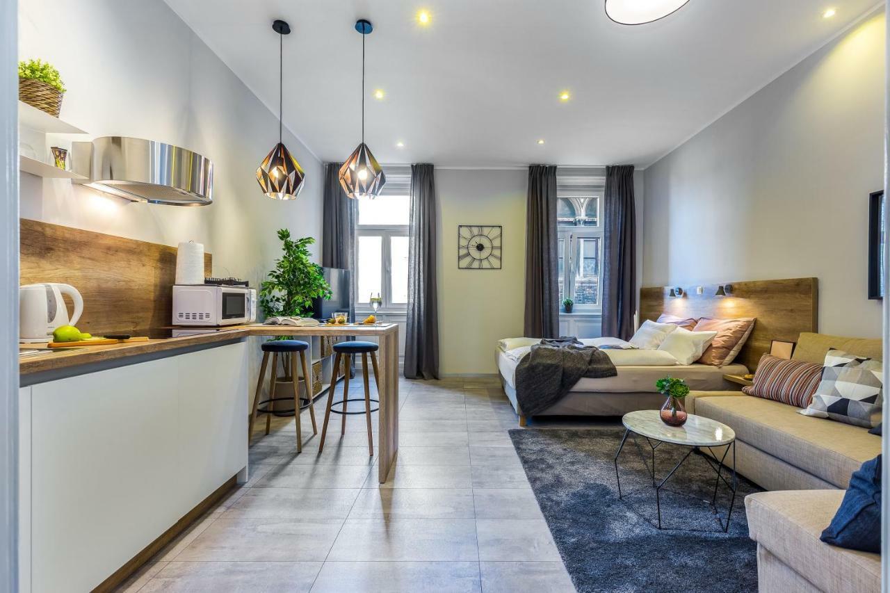 Number 1 Deluxe Apartments غييكا المظهر الخارجي الصورة