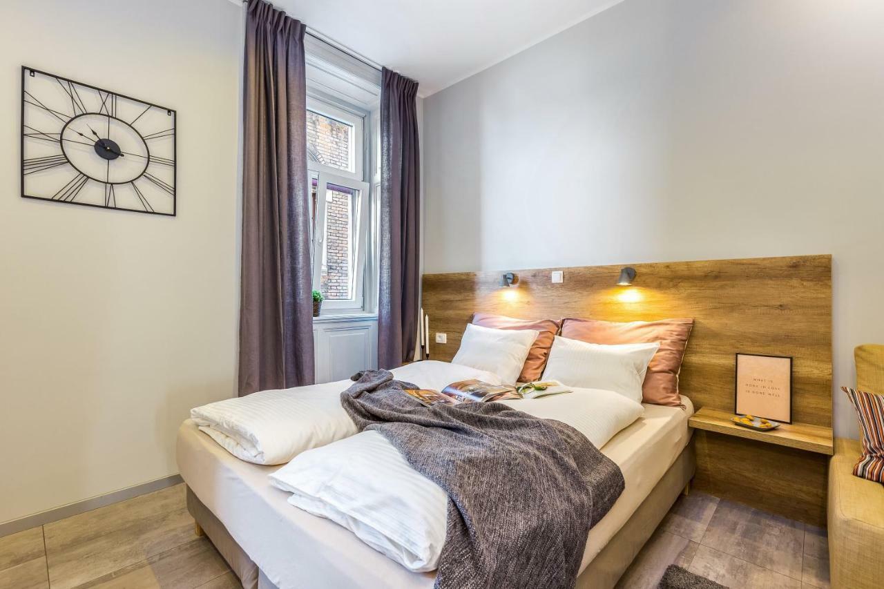 Number 1 Deluxe Apartments غييكا المظهر الخارجي الصورة