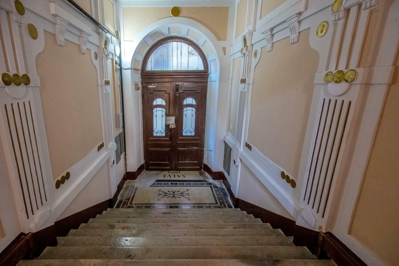 Number 1 Deluxe Apartments غييكا المظهر الخارجي الصورة